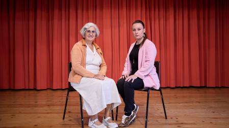 La tudelana Alicia Baigorri Montes (izda), de 64 años, y la vecina de Olite Inma Martín Noguera, de 41, sobre el escenario del colegio FEC Vedruna. Las dos representan la obra de teatro ‘Vivas’