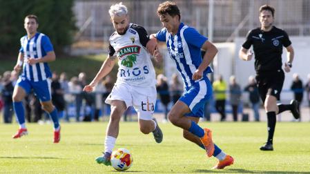 Guillermo Alonso, del Tudelano, en una acción ante el Alavés B