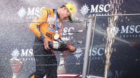 El británico Lando Norris de McLaren celebra al ganar el Gran Premio de Formula Uno de Sao Paulo 2025