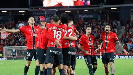 Los jugadores del Mallorca celebran el gol de Vedat Muriqi