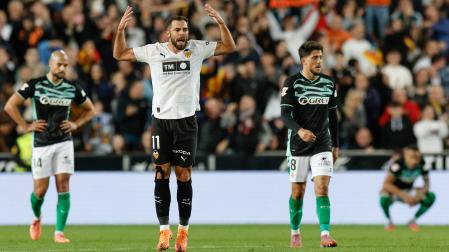 El delantero del Valencia, Luis Rioja, celebra el primer gol del equipo valencianista