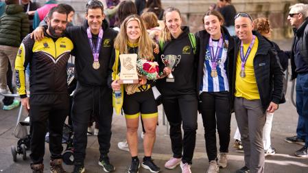 Garazi Ganuza y Leyre Merino, en el centro con sus trofeos, junto a algunos de los patinadores de Lagunak