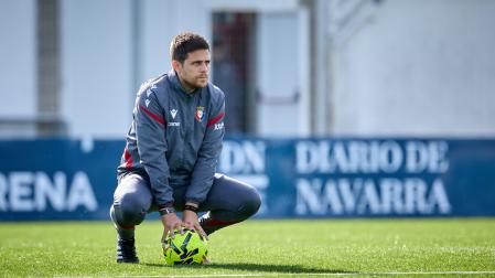A: J.P. Urdíroz F: 09-11-2025 P: Alessio Lisci L: Pamplona. Instalaciones del C.A. Osasuna en Tajonar. T: Fútbol. Entrenamiento del primer equipo.