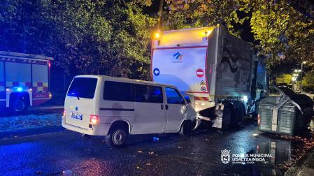El pasado fin de semana una furgoneta chocó contra un camión de recogida de residuos