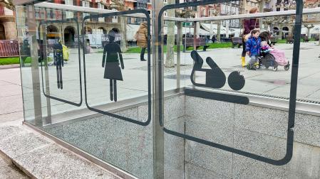 Carteles en el acceso de los baños de la Plaza del Castillo /