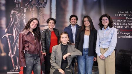 Las estudiantes participantes en el moot, junto al profesorado. De izda. a dcha., Leire Ibáñez; Beatriz Rodríguez Sanz de Galdeano (decana de la Facultad), Cecilia Monreal, Eduardo Herrero (profesor y preparador del equipo), Nerea Frommknecht y Marina Suescun.