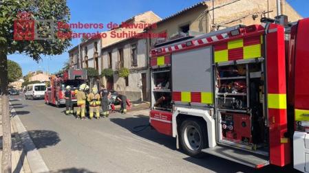 Efectivos de bomberos, en el exterior de la vivienda donde se ha producido el incendio