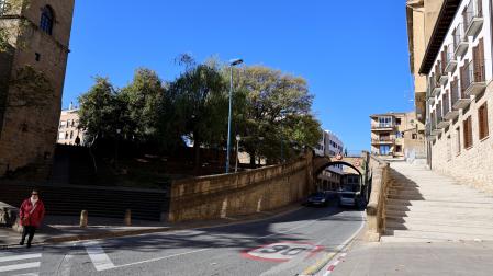 La acera de la avenida Estella bajo el puente es muy estrecha, lo que impide que sea accesible