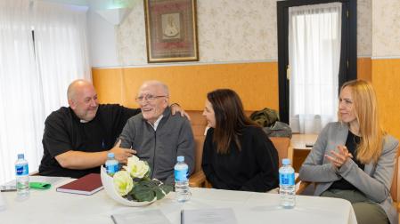 De izda. a dcha.: José Javier López Bailo (canónigo de la Catedral de Tudela); Santiago Marco Ariza; y las responsables del Archivo Diocesano de Tudela Mercedes Terrén Miramón y Mamen Hernández Charro