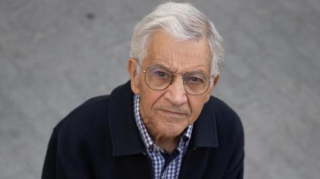 Alfonso Verdoy, con un ejemplar de su libro ‘El toreo. Arte y mito’