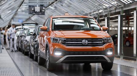 Un T-Cross en el taller de revisión final de Volkswagen Navarra.