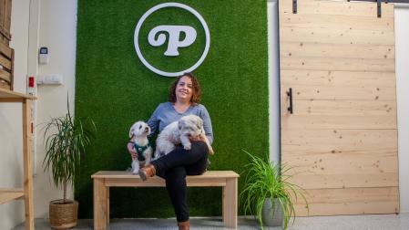 María Fernández Andueza posa con dos "clientes-amigos" de su establecimiento