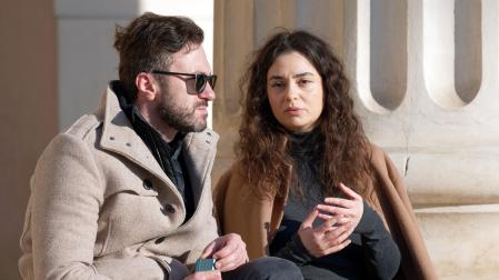 Una pareja manteniendo una conversación