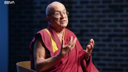 Matthieu Ricard, monje budista, durante su charla /