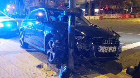 Estado en el que quedó el automóvil del accidente en la avenida de Bayona /