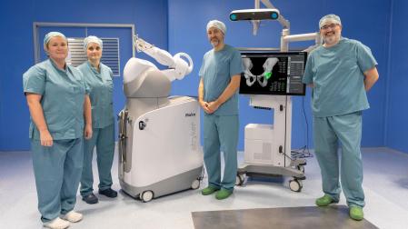Roncesvalles Murillo y Cristina Martínez, enfermeras de quirófano, y los doctores Valentí y Díaz de Rada, de Cirugía Ortopédica y Traumatología, con el nuevo robot Mako