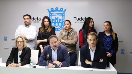 El alcalde de Tudela, Alejandro Toquero, durante la rueda de prensa acompañado de parte del equipo de Gobierno de UPN