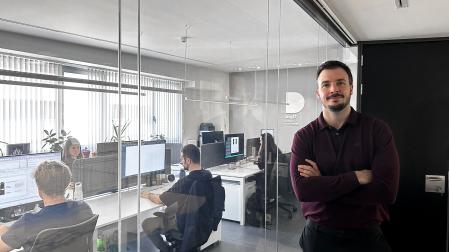 Adrián Larripa, CEO y director de Diseño de bigD, en las instalaciones de la firma /