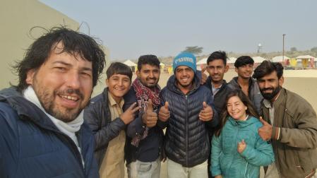 Con los compañeros del hotel donde eran voluntarios de Worldpackers en el desierto de la India.