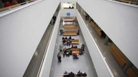 Pacientes esperando en el centro de consultas externas y especialidades Príncipe de Viana de Pamplona.