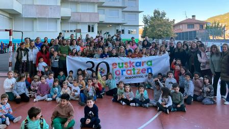 Imagen de uno de los actos del 30 aniversario del Modelo D en el colegio Remontival de Estella /