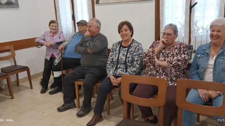 Un grupo de personas sigue el baile que sucedió a la comida en el club de jubilados de Irurtzun