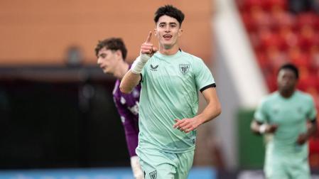 Manex Lozano en el partido de Youth League entre el Newcastle y Athletic Club