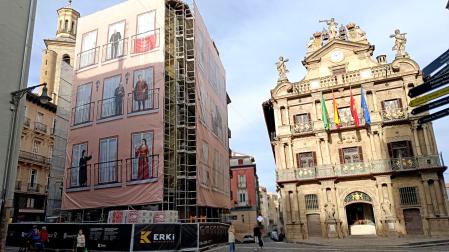 Una de las lonas que cubren la fachada de Casa Seminario