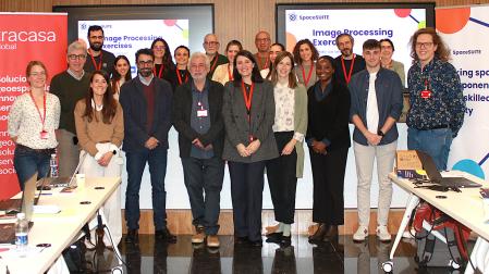 Imagen de grupo con responsables de Tracasa Global, profesorado y alumnado