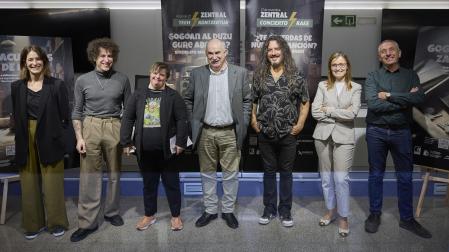 Eva Sevingé (Orekan), Alejo, Aintzane (Motxila 21), el consejero Aierdi, Pedro Razquin, la directora general de Medio Ambiente, Ana Bretaña, y Oscar Rubio