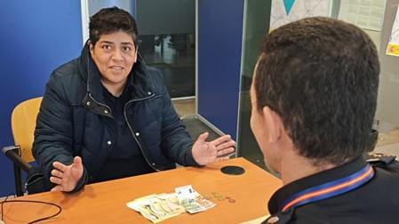 Carmen del Milagro recibe el dinero en las oficinas de la Policía Nacional