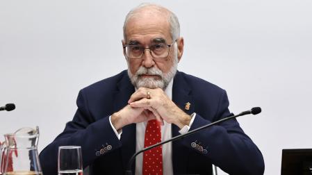 El consejero de Salud, Fernando Domínguez, en un momento de la comparecencia en el Parlamento este miércoles