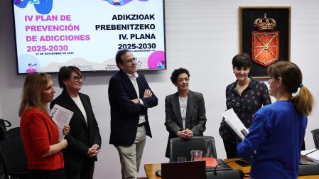 Comparecieron para presentar el VI Plan de Prevención de Adicciones el director general de Salud, Antonio López Andrés; la directora del INSPL, Marian Nuin Villanueva, y Nerea Álvarez Arruti, jefa de Servicio de Promoción de la Salud Comunitaria