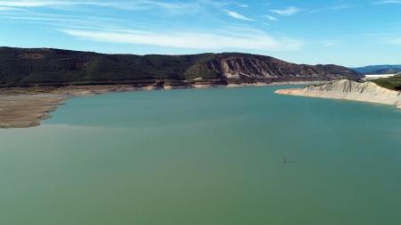Imágenes del embalse de Yesa, al 15% de su capacidad el 12 de noviembre tras un verano de sequía y riegos /