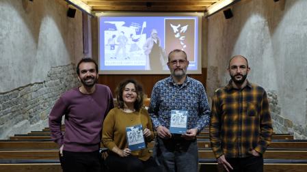 Íñigo Gómez Eguiluz (director del Área de Cultura del Ayto. de Pamplona), Idoia Iribertegui, Joseba Beramendi ‘Exprai’ (ilustradores) y Javier Pérez de Zabalza (director del Salón del Cómic de Navarra), ayer, antes de la presentación del Día de la Ilustración Vasca. Los ilustradores sujetan la postal que presenta esta edición, de la donostiarra Elena Odriozola.