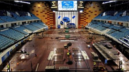 Un momento de las obras con la piscina, vaciada, siendo cubierta por los andamiajes que permiten la colocación de la pista de pádel /
