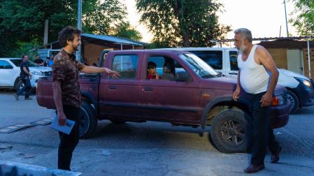 Guillermo Galoe da indicaciones durante el rodaje de 'Ciudad sin sueño' en La Cañada Real. En el interior del coche, el joven Toni Fernández Gabarre, protagonista del filme