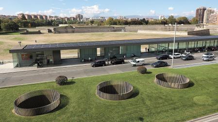 Imagen del edificio de la estación con la explanada de césped que se tendrá que levantar para impermeabilizarla detrás /