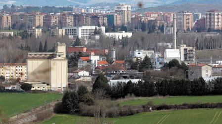 Vista parcial de Echavacoiz y de la actual línea de tren que bordea el barrio de Pamplona /