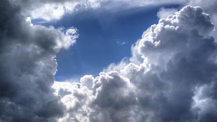 Foto de unas nubes alrededor de una luz