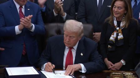 Trump, en el momento de la firma de la ley que pone fin al cierre del Gobierno