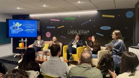 Mikel Irujo, José Ángel Andrés y Guillermo García, acompañados de Maider Etxaleku y María Leache del equipo de LABAJERA® en la presentación de LOTURA