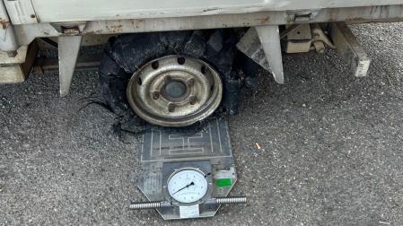 El vehículo circulaba con exceso de carga de 1.000 kilos en el eje trasero, lo que provocó el reventón de una de sus ruedas