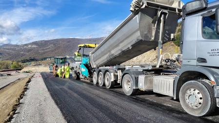 Trabajos de asfaltado en el nuevo ramal de acceso a la A-15 en Izurdiaga