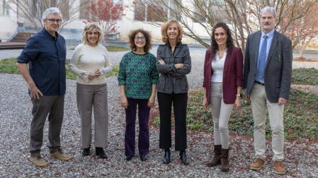De izquierda a derecha, Unax Flores (psicólogo de Besarkada), Susana Burusco (médico de Urgencias), Ana Hidalgo (médico forense), Charo Repáraz (Universidad de Navarra), Paula Fuentes (Teléfono de la Esperanza) y Alfonso Echávarri (Teléfono de la Esperanza