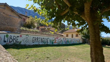 Uno de los lugares del campamento de Bernedo. Al fondo, en un mural aparece una mujer desnuda bajo el lema "Libre y rebelde" escrito en euskera
