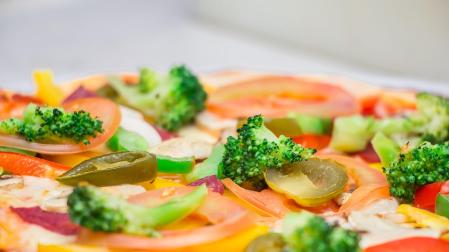 Un plato cocinado de vegetales