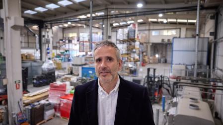Eduardo Jiménez, en la nave que la Fundación Varazdin tiene en el polígono Noáin-Esquíroz