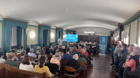 Imagen de la reunión con vecinos afectados para explicar los detales del proyecto de la calle Albistur.