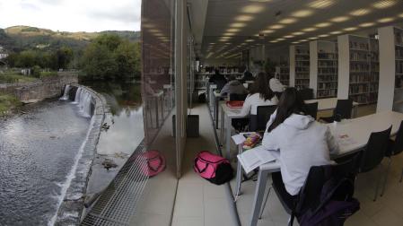 Un grupo de estudiantes, en el interior de la biblioteca situada junto a la presa de Txokoto.